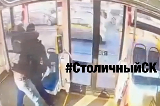 Безбилетник напал на женщину-контролера в столичном трамвае