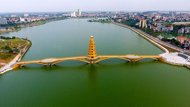 Пешеходный мост с башней открыли на севере Вьетнама
