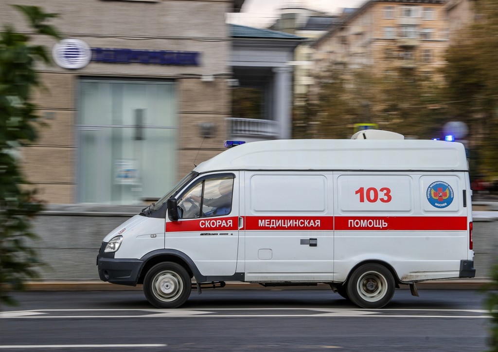 Mash: мужчина с ножом собрался прыгать из окна госпиталя в Москве