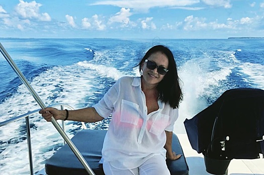 Белая рубашка и розовое бикини: 70-летняя София Ротару восхитила фотографиями с яхты