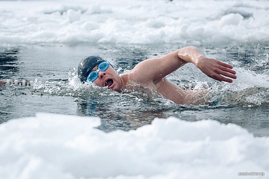 Пенсионер из Новосибирска проплыл свыше 3 км в ледяной воде в рамках Суточного марафона «моржей»