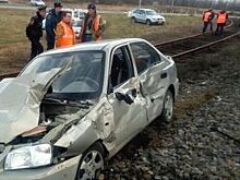 Водитель легковушки, врезавшейся на Кубани в поезд, выжил
