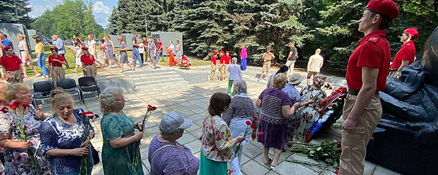 В Щелкове возложили цветы к мемориалу в память о погибших ополченцах