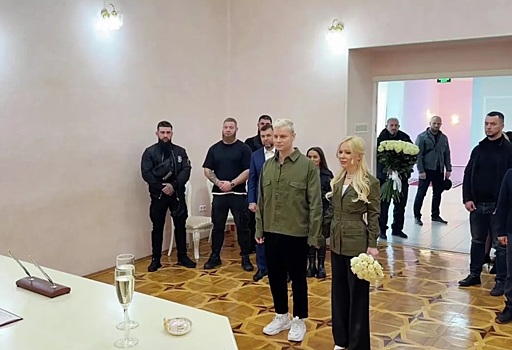 41-летняя Екатерина Мизулина стала женой «юного» Шамана. Как прошла «свадьба цвета хаки» в Донецке