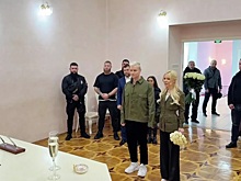 41-летняя Екатерина Мизулина стала женой «юного» Шамана. Как прошла «свадьба цвета хаки» в Донецке