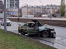 В Москве спорткар BMW с человеком в салоне влетел в столб и попал на видео