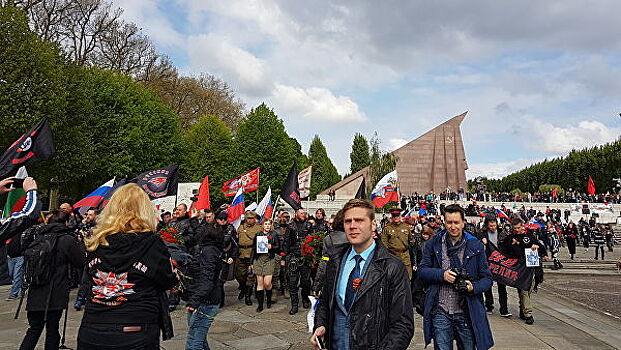 Несколько тысяч человек возложили цветы в День Победы в Трептов-парке