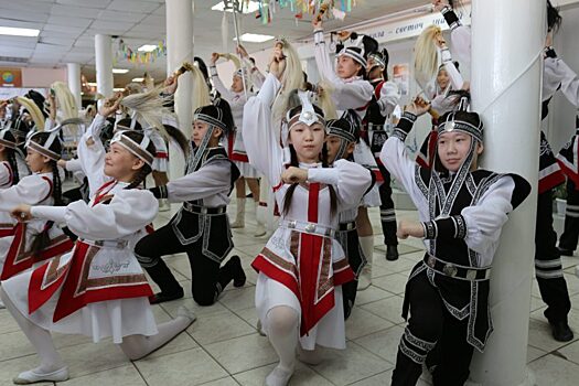 Музей музыки и фольклора Якутии в г. Вилюйске показал детям олонхо «Дьулуруйар Ньургун Боотур»