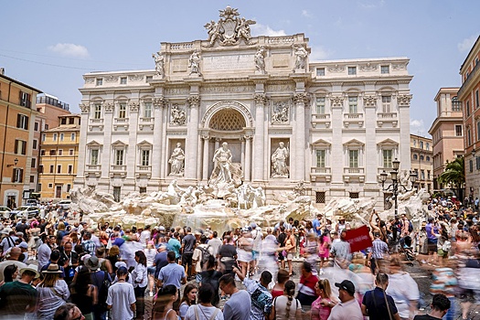На что в Риме тратят деньги, которые туристы бросают в фонтан Треви