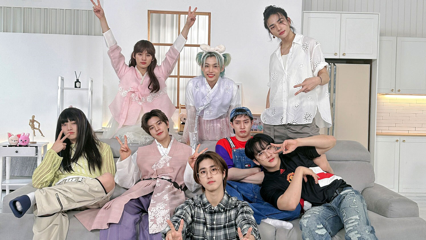 Stray Kids (вверху: Ли Минхо, Феликс, Хенджин; внизу: Ян Чонин, Ким Сынмин, Хан Джисон, Бан Чан, Со Чанбин)