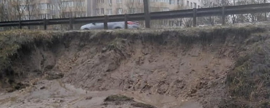 В Калуге на Грабцевском шоссе обвалился грунт под дорогой