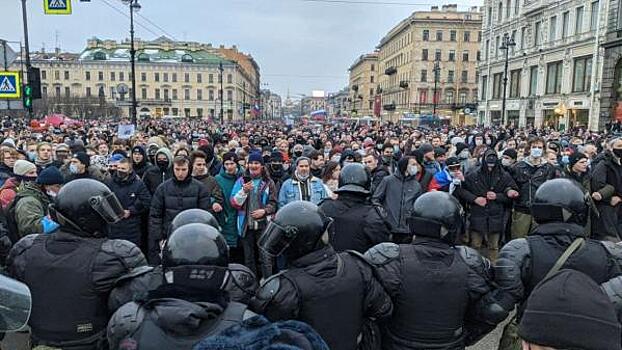 Шествие в поддержку Навального в Петербурге парализовало движение в центре города