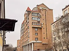 Охрана дома, где находится квартира Долиной, перекрыла доступ во двор и подъезд