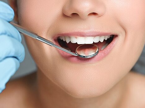 Стоматолог рассказала о самых вредных народных методах отбеливания зубов
