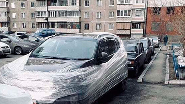 Человек-паук: в Барнауле неизвестный «пакует» автомобили нарушителей в пленку