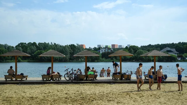 Мужчина открыл купальный сезон в Москве и попал на видео