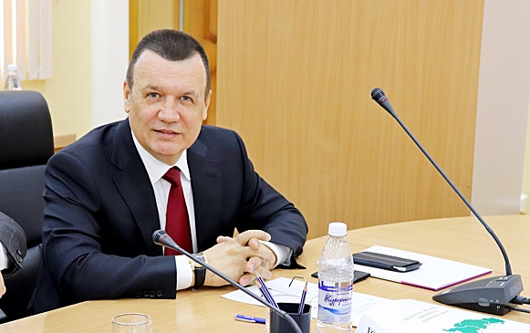 Давыдов перед уходом пожелал медикам "атмосферы дружелюбия"