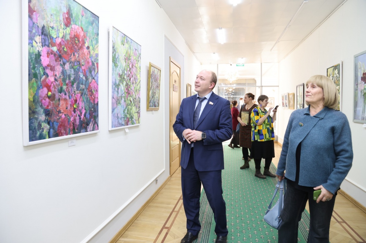Выставка «Дарите женщинам цветы» открылась в нижегородском Заксобрании к 8 Марта