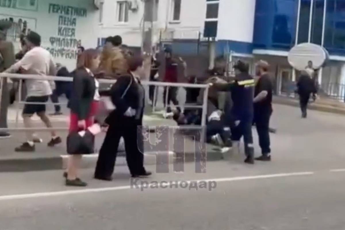Мигранты устроили массовую драку на улице российского города и попали на видео