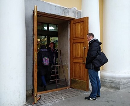 Измайловскому гостиному двору в Петербурге вернули исторические двери