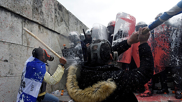 Массовые протесты в Греции переросли в столкновения с полицией