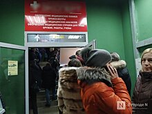 Десятки людей стоят в очередях за справками для ГИБДД в Нижнем Новгороде