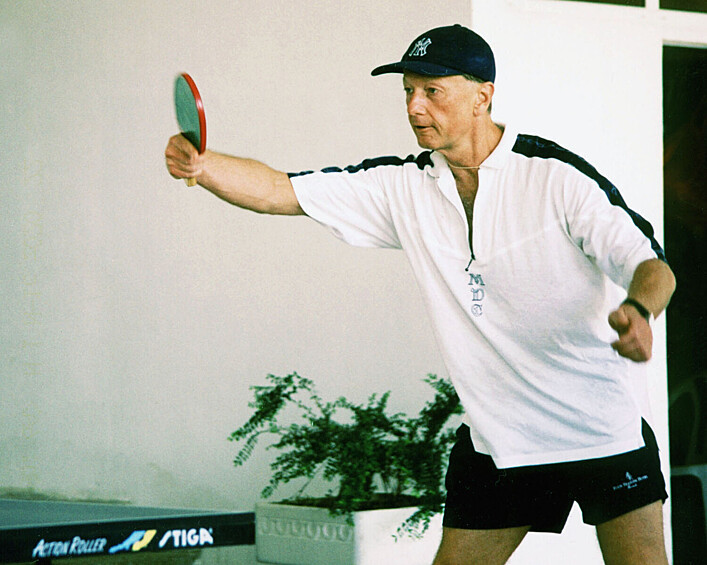 Михаил Задорнов во время игры в настольный теннис на кинофестивале «Кинотавр» в Сочи, 2002 год