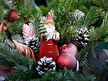 Новогодний экспорт: ретрооткрытки на шаре, шкатулки и свечи