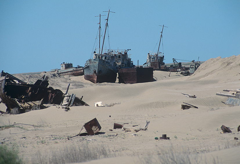 Обломки судов в пустыне, образовавшейся на месте Аральского моря, 1986 год