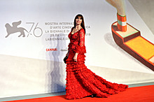 Беллуччи на Венецианском фестивале подвело «пошлое» платье, а Гомес — подол-занавеска
