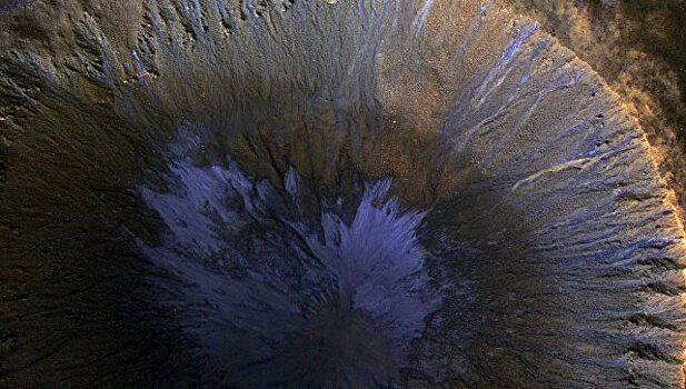 Опубликованы фото следов тающего льда на Марсе