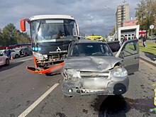 Опубликовано видео, как автобус протаранил восемь машин в Нижнем Новгороде
