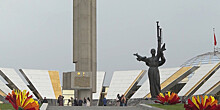 Жители Беларуси несут цветы к монументам Великой Отечественной войны