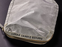 Сумочку с лунной пылью продадут за четыре миллиона