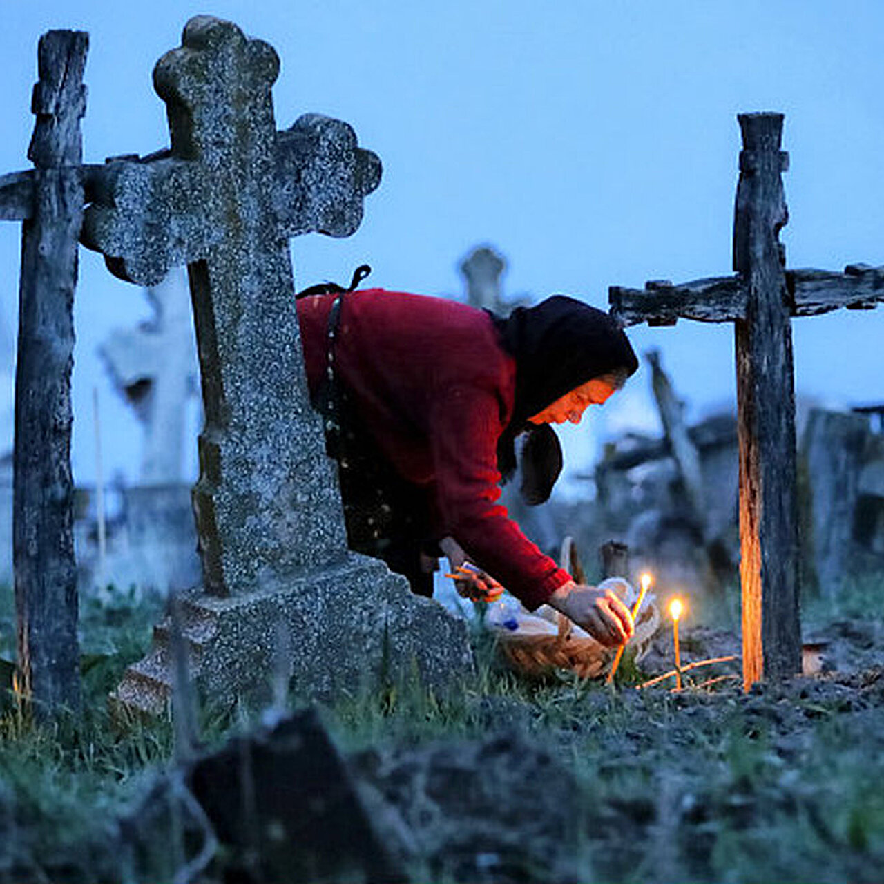 Можно ли вспоминать умерших. Стихи о погибшем муже. День рождения усопшего. Цветы на поминки. Стихи памяти.