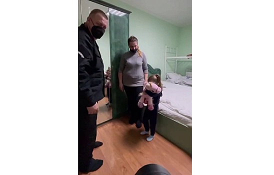 Подружка розовой единорожки: в Ростове девочке из Донбасса подарили игрушку взамен оставленной в ДНР