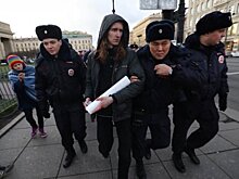 Петербургских активистов задержали из-за плаката «Путин - гарантия завтрашнего дна»