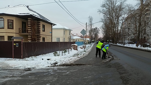 Более 60 специалистов «Зеленстроя» задействованы в ручной уборке Вологды с пяти утра