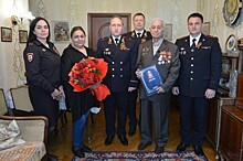 Заместитель начальника столичной полиции Сергей Уколов поздравил ветерана Великой Отечественной войны