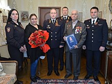 Заместитель начальника столичной полиции Сергей Уколов поздравил ветерана Великой Отечественной войны