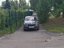 На ул. Аустрина водители выбирают тротуар, а не платную парковку