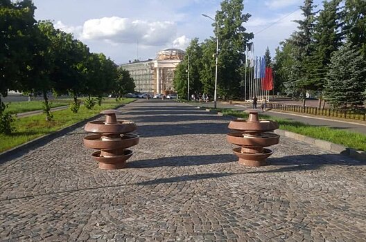 В Петрозаводске на площади Ленина установили необычные вазоны