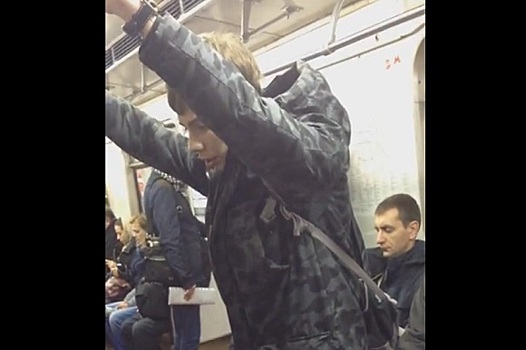 На видео попал выброшенный пассажирами из вагона метро дебошир