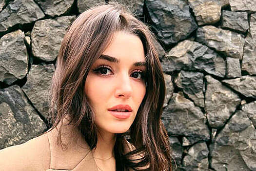 Актрису Ханде Эрчел засняли с продюсером Гювенатамом в Лондоне