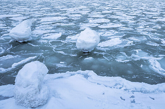 Под Хабаровском два автомобиля с рыбаками провалились под лед