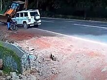 Джип спас мотоциклиста от наезда экскаватора