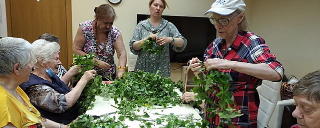 «Активное долголетие» в действии: пушкинских пенсионеров научили делать «троицкие» венки