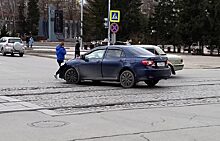 В центре Екатеринбурга из-за неопытной автоледи встали трамваи