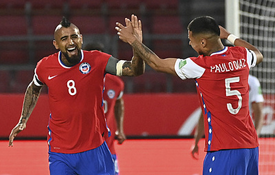Дубль футболиста "Интера" Видаля принес чилийцам победу над перуанцами в отборе к ЧМ-2022