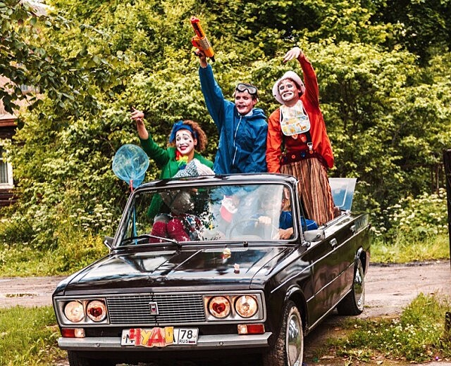 Как актеры петербургских театров ездят на кабриолете ВАЗ-2106 по детским домам и хосписам, чтобы показывать спектакль и дарить подарки